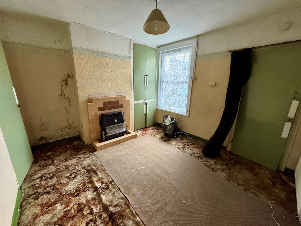 Lot: 69 - TERRACED HOUSE FOR REFURBISHMENT - Dining room